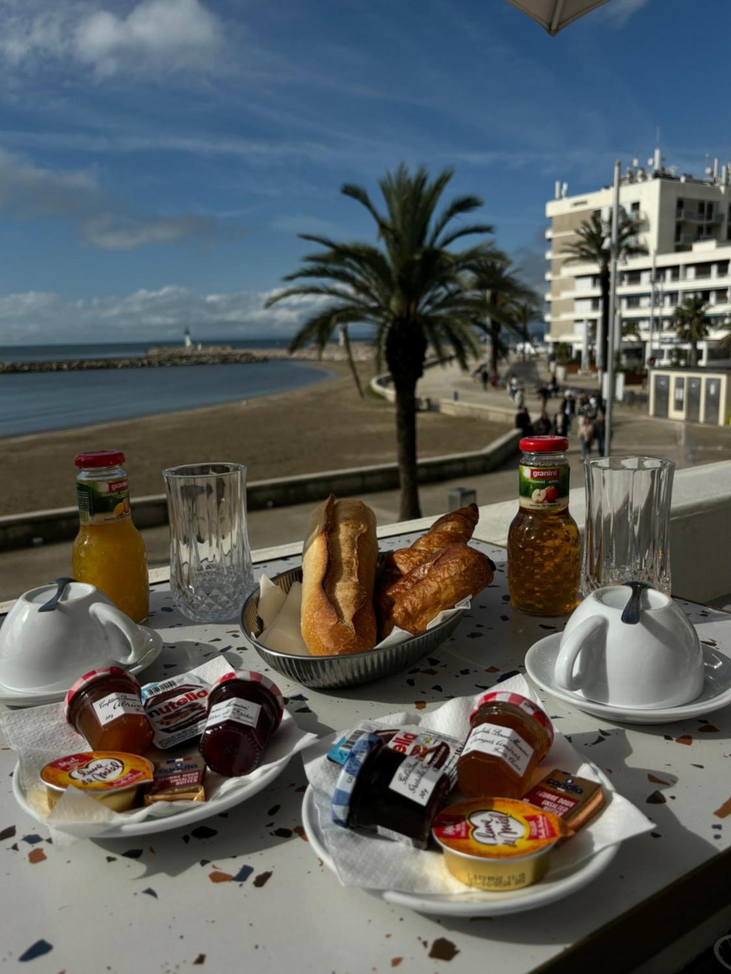 L'Hotel De La Plage Le Grau-du-Roi Bagian luar foto